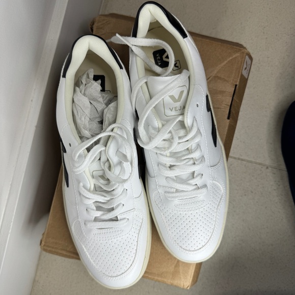 NIB VEJA V-10 Men’s Lace Up Sneakers in White/Black - Size 11.5 - Picture 2 of 9